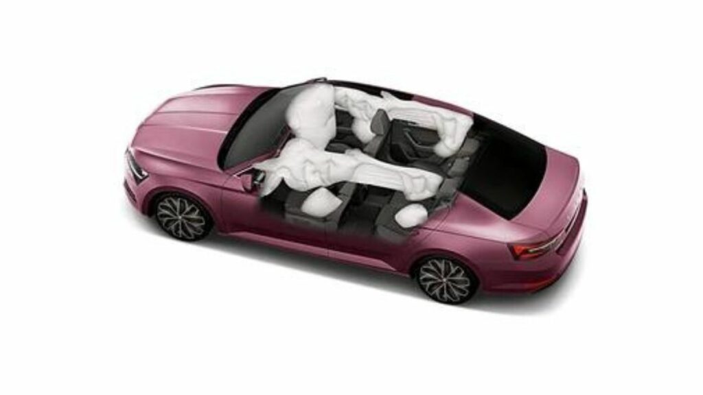 Skoda Superb की फिर से भारत में हुई एंट्री, 54 लाख रुपए है शुरुआती कीमत, जानिए फीचर्स और परफॉर्मन्स